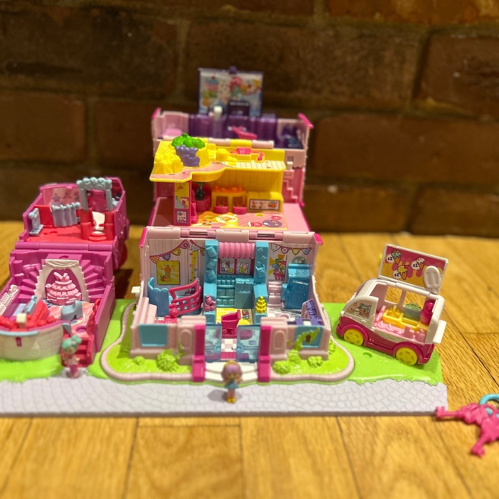 Polly Pockets & Shopkins mini mall